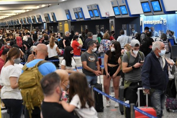 Medida de fuerza de controladores aéreos: reprograman más de 100 vuelos