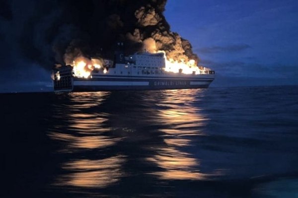 Rescatan a 288 personas de un barco italiano que se incendió frente a Grecia