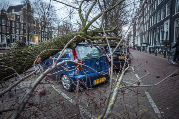 La tormenta Eunice dejó 13 muertos, daños materiales y cortes masivos de luz en Europa
