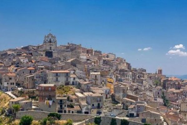 La experiencia de 30 rosarinos que compraron a un euro casas en Italia