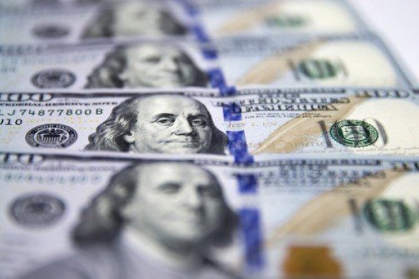El dólar blue se sostiene en $211, el valor más bajo en un mes