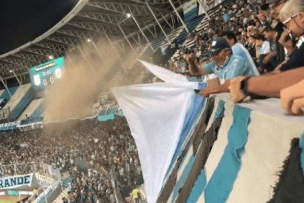 Arrojó cenizas de un hincha en la tribuna de Racing y cayeron sobre el público