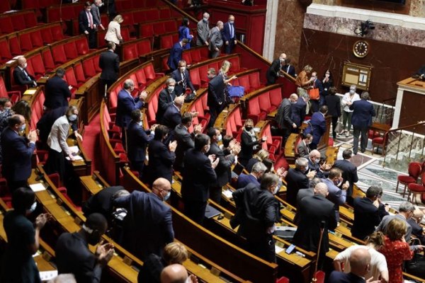 Francia extendió el derecho al aborto hasta las 14 semanas