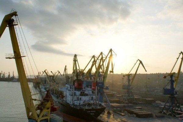 Ucrania anunció el cierre de la mayoría de sus puertos