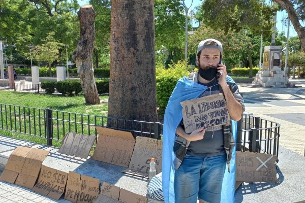 Joven riojano condenó los ataques rusos a Ucrania con una protesta en la Plaza