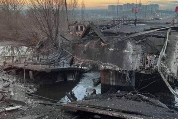 El ejército ucraniano voló un puente para evitar el avance ruso hacia Kiev