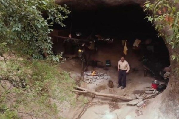 Un documentalista francés rescató la increíble historia del ermitaño que vive en una cueva en Tucumán