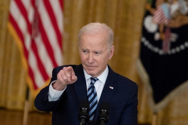 Biden anunció sanciones adicionales contra Rusia y envió 7000 soldados a Alemania