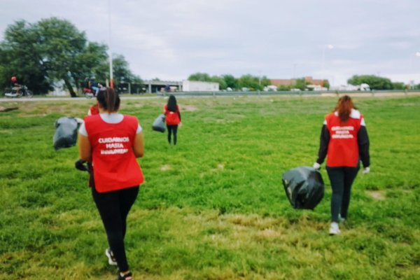 Los Chalecos Rojos continúan realizando limpieza en los ingresos a la ciudad