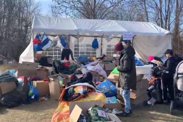 Un argentino viajó durante 8 horas para llevar donaciones a la frontera con Ucrania