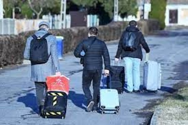 58 argentinos lograron salir de Ucrania, entre ellos dos parejas con sus bebés que llegaron esta madrugada a Rumania
