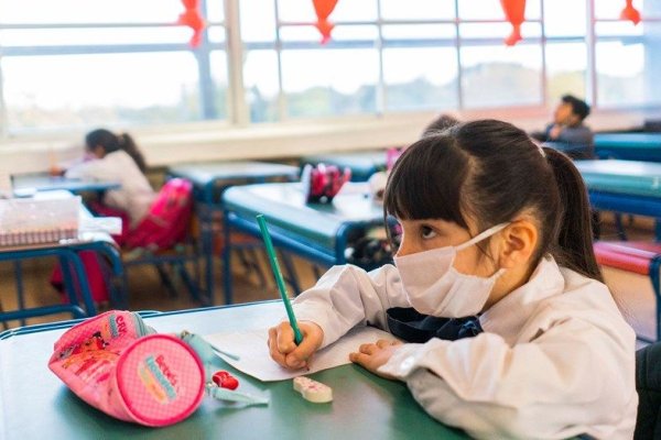 Una madre rechazó el uso obligatorio de barbijo y no envió a su hija a la escuela en Córdoba
