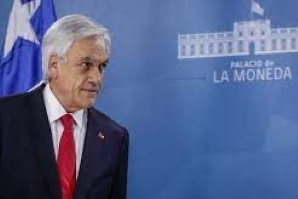 Una mujer le tiró agua a Piñera: la liberaron y su abuelo fue a pedirle disculpas al presidente de Chile