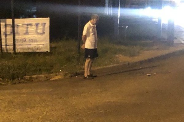 Desde hace tres años espera a su hija todas las noches en la parada del autobús para acompañarla a su casa
