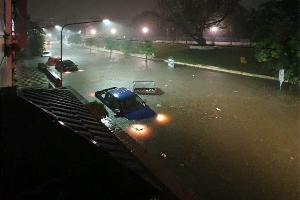 Tucumán sufrió una tormenta feroz: calles convertidas en ríos y al menos 120 evacuados