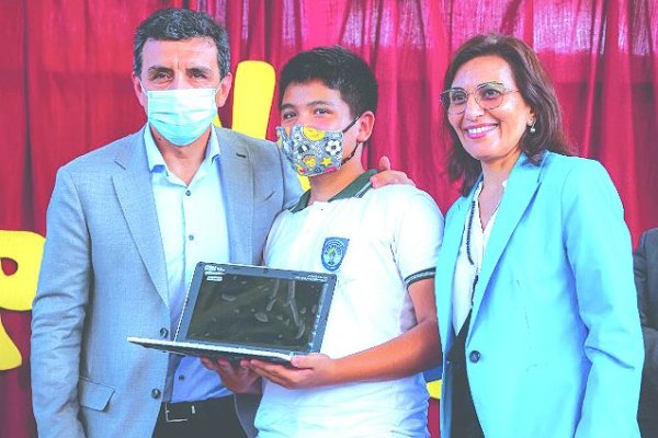 Estudiantes del Colegio San Martín recibieron notebooks