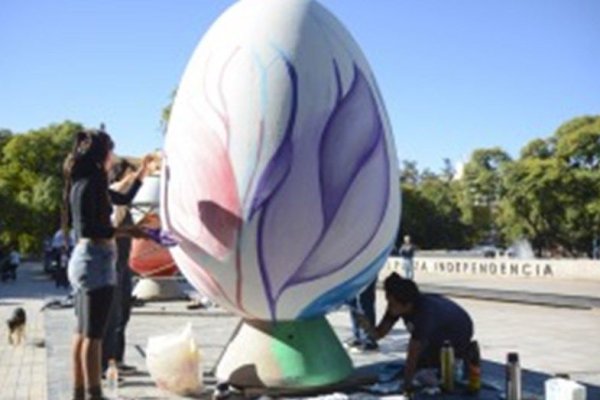Diez huevos de Pascua gigantes lucen en Mendoza instalados por la comunidad croata