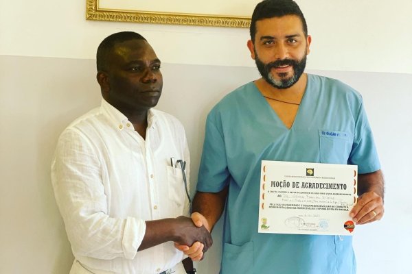 Médico Riojano recibe reconocimiento en la República de Angola