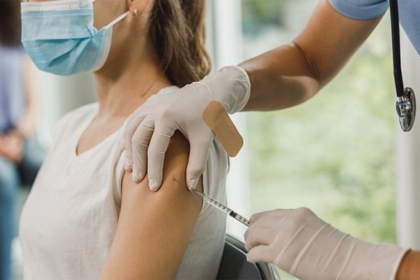 Neuquén comienza a aplicar el segundo refuerzo de la vacuna contra el coronavirus