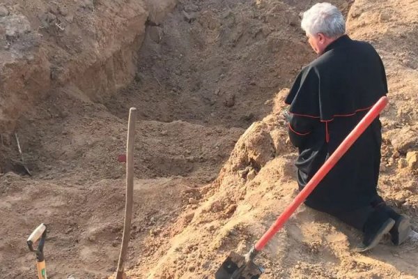 Viernes Santo en Ucrania: Cardenal enviado del Papa reza de rodillas ante fosa común