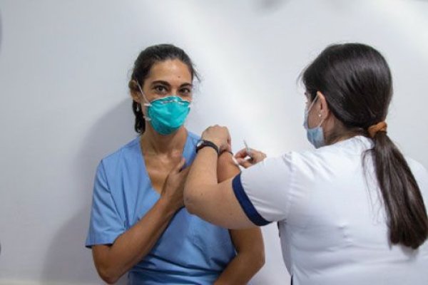Confirman alta seguridad de las vacunas Covid