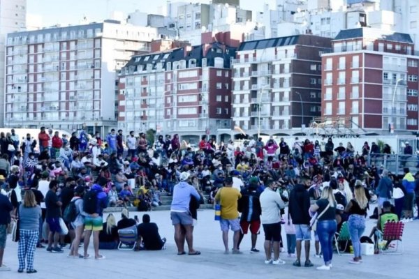 Murió un hombre en la rambla marplatense en medio de una multitud de gente por la Semana Santa