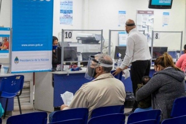 Quiénes pueden cobrar los bonos del mes de mayo y qué deben hacer antes