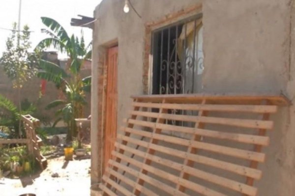 Simuló estar muerta para que su esposo dejara de pegarle y atacarla con un cuchillo