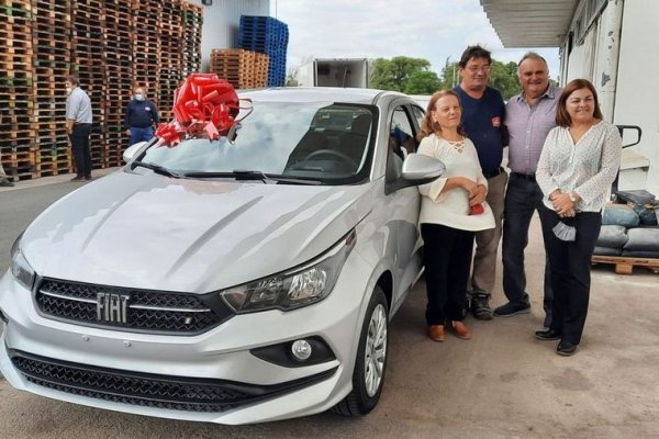 Se jubiló después de 50 años de trabajo y sus jefes le regalaron un auto