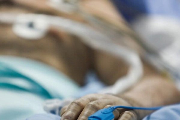 Dio positivo de covid durante 505 días hasta que murió