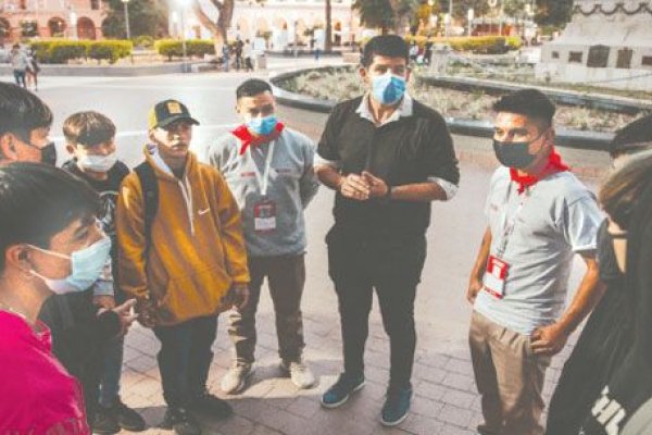 Anfitriones cumplió la primera semana en las calles