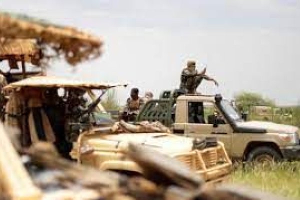 Tres sangrientos ataques terroristas en Malí: varios soldados muertos y decenas de heridos