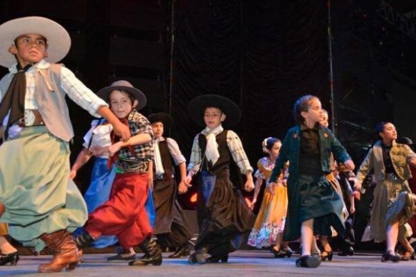 Las escuelas públicas de todo el país enseñarán folklore a partir de 2024
