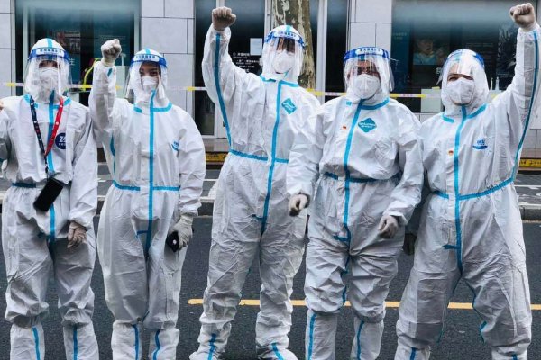 Shanghai lleva un mes de confinamiento estricto por coronavirus: calles sucias, vallas y policías