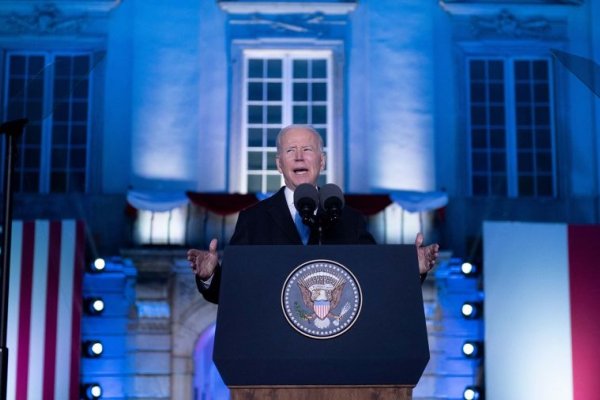 Biden quiere transferir a Ucrania bienes confiscados a empresarios rusos