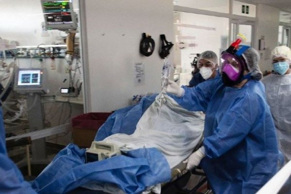 La OMS estimó que la pandemia de coronavirus causó al menos 13,3 millones de muertes