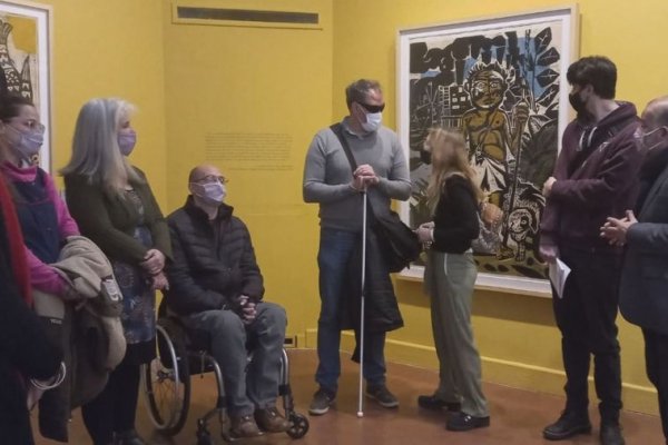 Adaptan obras de Berni para personas con discapacidad visual