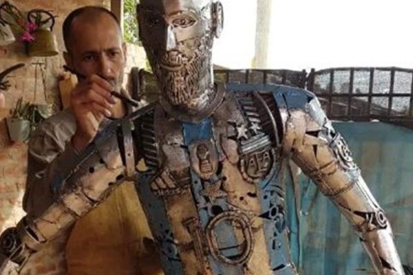 Chaco: Construyó una escultura de Messi con chatarra