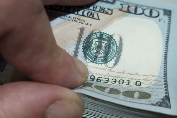 El dólar blue cae $4 en el arranque de año y la brecha se acerca al 90%