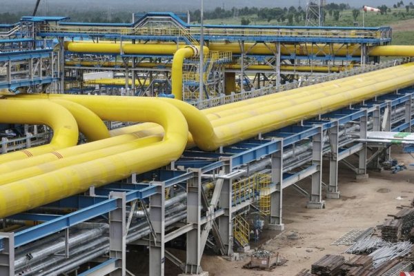 La empresa rusa Gazprom suspendió el suministro de gas a Letonia