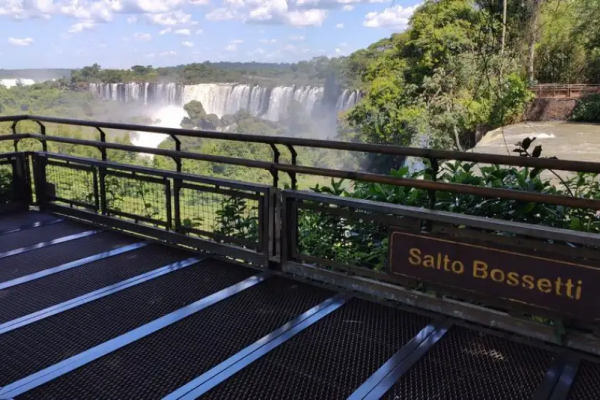 Búsqueda desesperada en Cataratas del Iguazú: un hombre cayó desde las pasarelas del Salto Bosetti