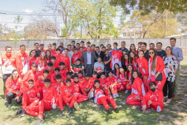 Quintela entregó indumentaria a  800 jóvenes que representarán a La Rioja en los Juegos Evita