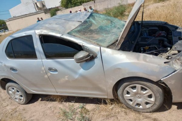 Una mujer con heridas leves tras volcar en su auto