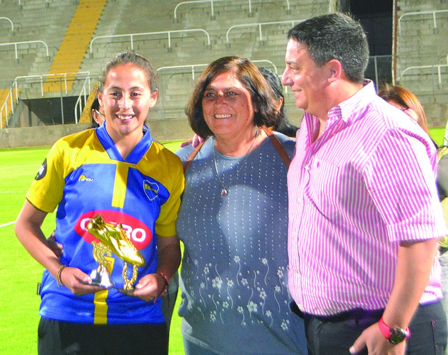 La goleadora del certamen recibió su premio.