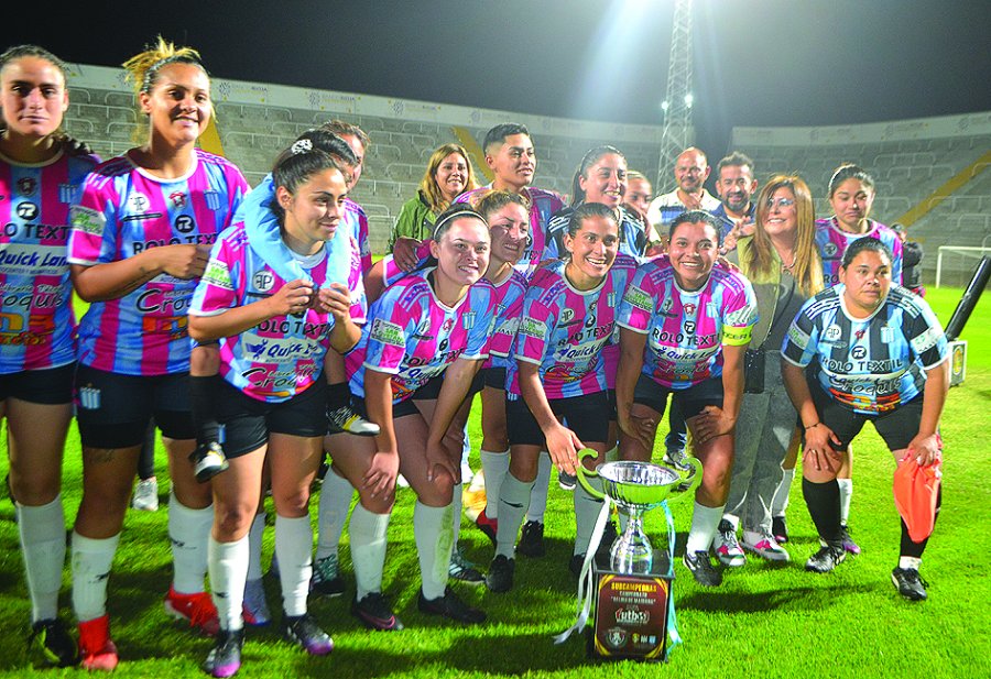 El subcampeón, Américo Tesorieri, también formó parte de la histórica premiación.
