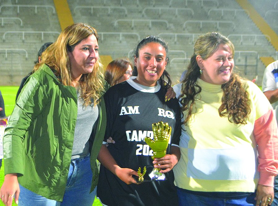 Florencia Fuentes, la arquera campeona, se llevó además el premio a la valla menos vencida del certamen.