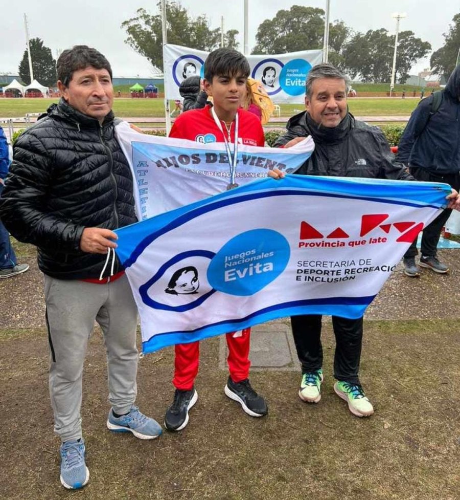 Uriel Ruarte recibió su medalla junto al secretario de deportes, Jorge Córdoba, y su entrenador, Hugo Escudero.