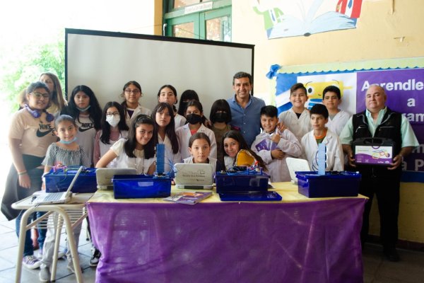 Estudiantes trabajan con proyectos de Robótica