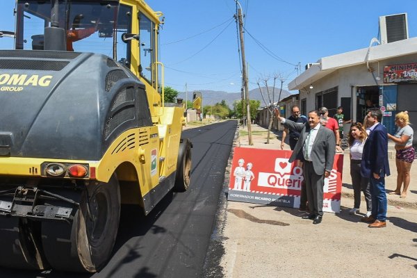 Avanza en más de un 50 por ciento el asfaltado en el barrio Ricardo Primero