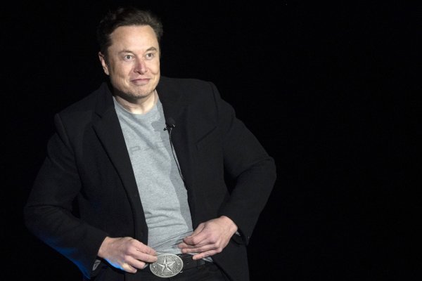 Elon Musk completó la compra de Twitter y despidió a los principales directivos